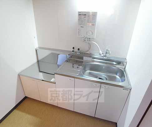 Kitchen. Two-burner stove installation Allowed. Spacious kitchen.