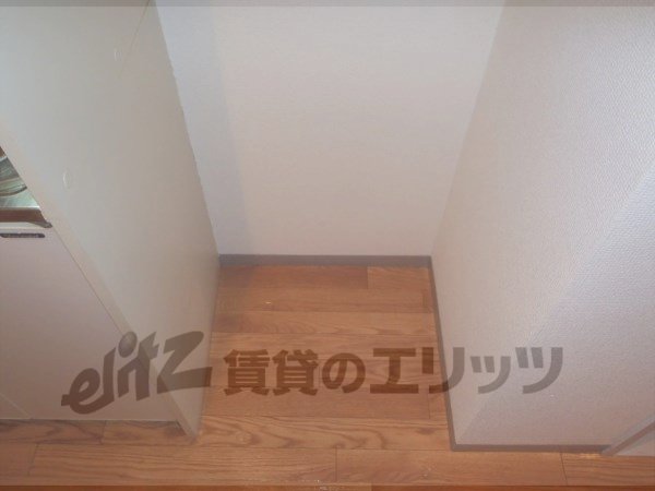 Other room space. Refrigerator yard