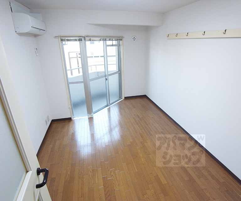 Living and room. 7 Pledge of Western-style.