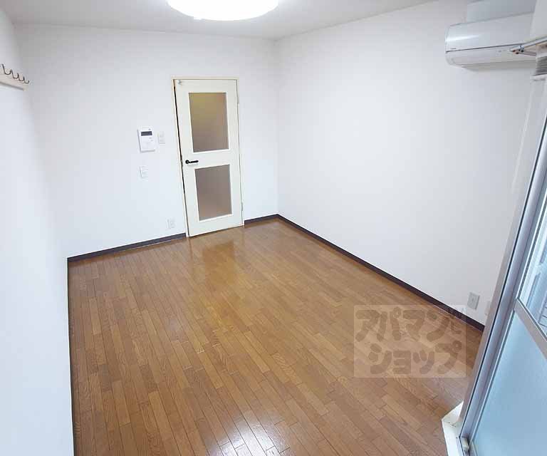 Living and room. A bright room.