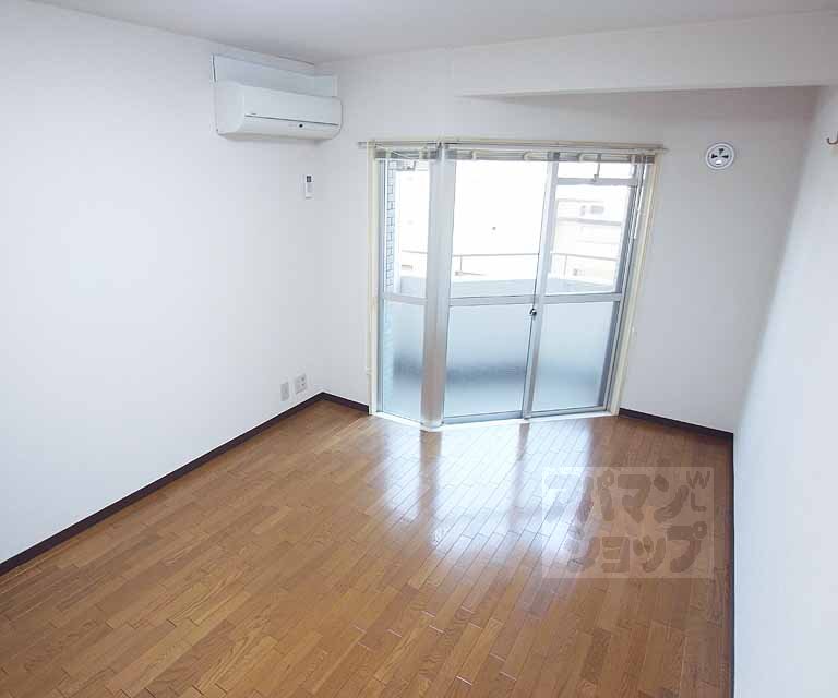 Living and room. Western is.