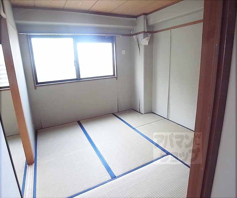 Living and room. Is a Japanese-style room.