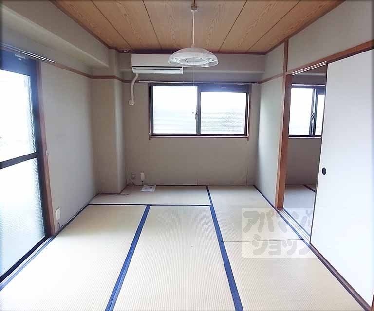 Living and room. Is a Japanese-style room.