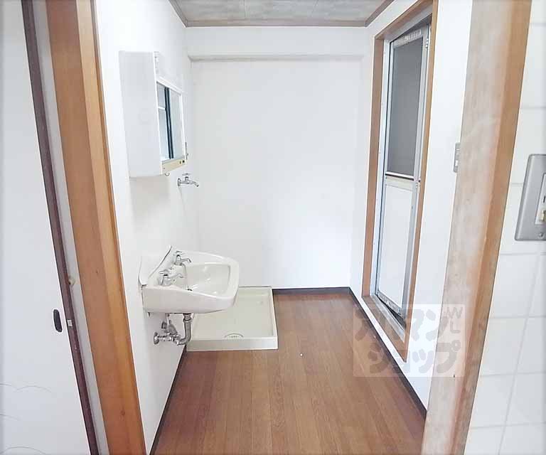 Washroom. It is a washroom space.