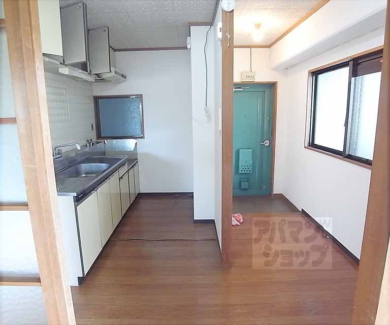 Kitchen. Kitchen space.