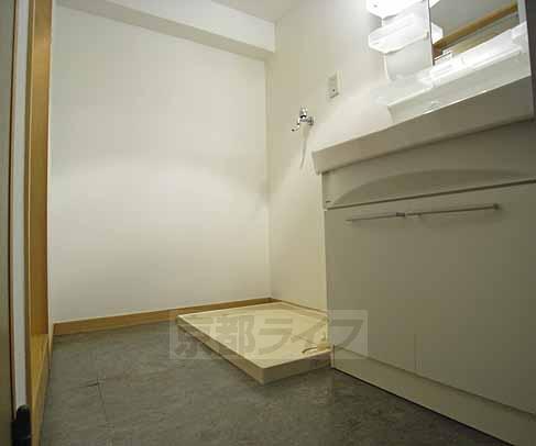 Washroom. Of course, the washing machine is also the room can be installed!