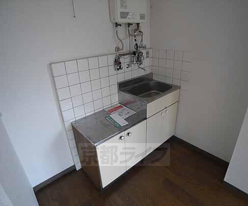 Kitchen. Two-neck is the stove can be installed.