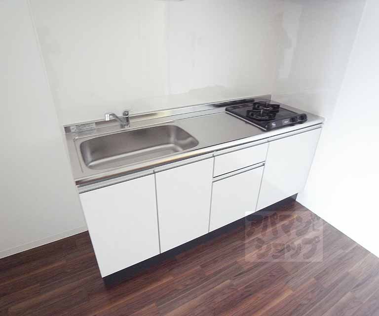 Kitchen. With a two-necked gas stove!