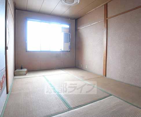 Living and room. It will be renovated after the application