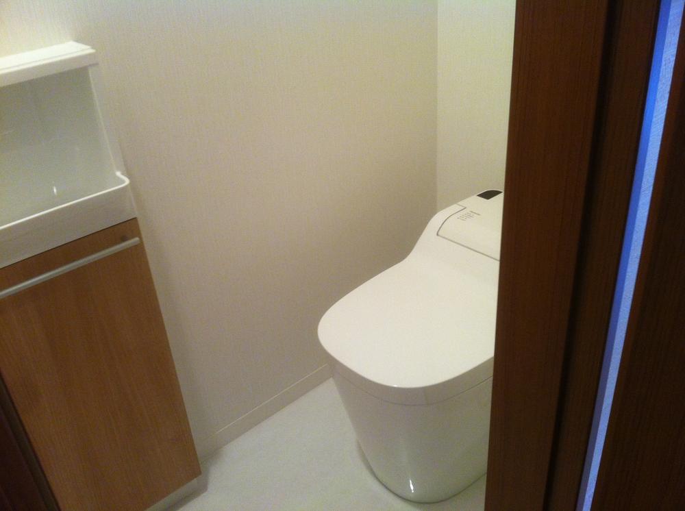 Toilet. Indoor (11 May 2013) Shooting