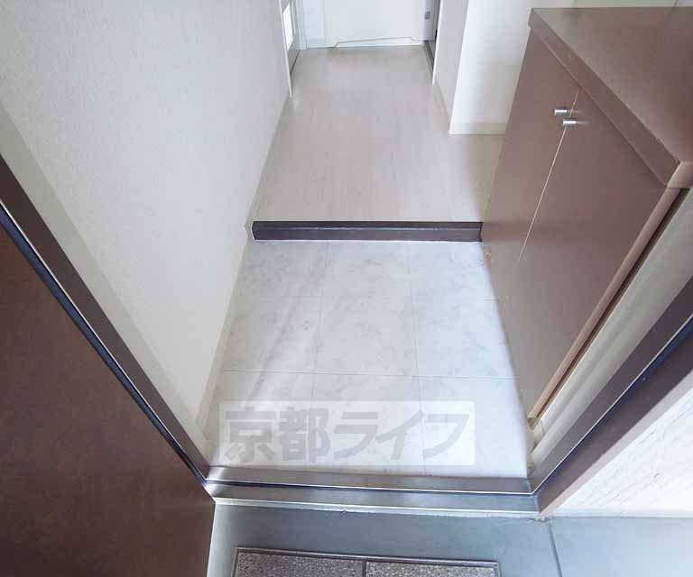 Entrance. It is the entrance with a clean!