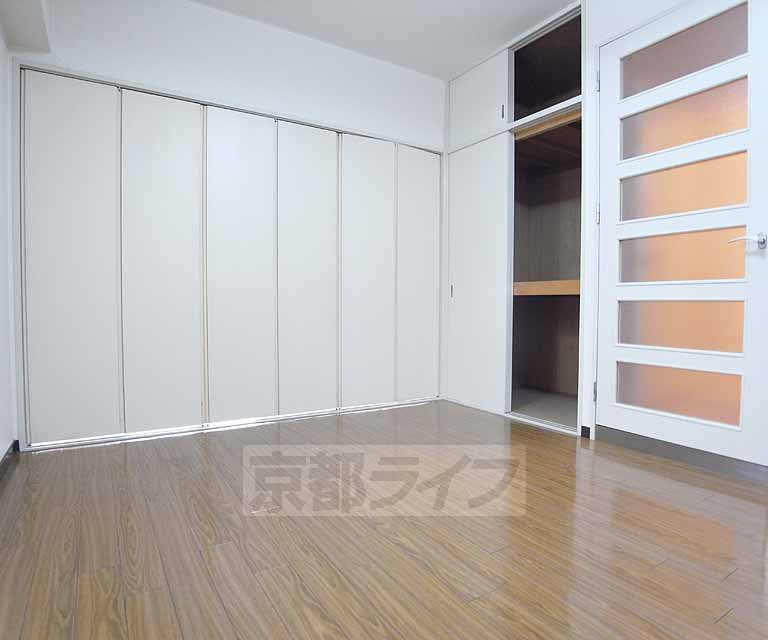 Living and room. There is a partition!