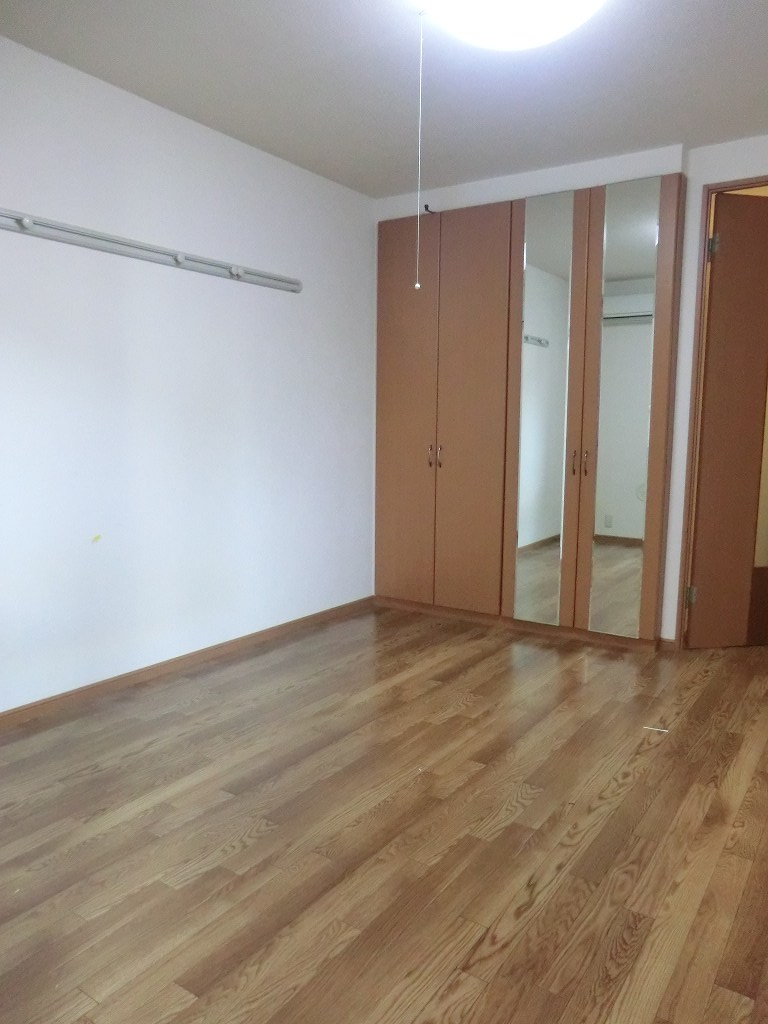 Living and room. With a full-length mirror in the housing door ☆