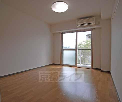 Living and room. Spacious rooms.