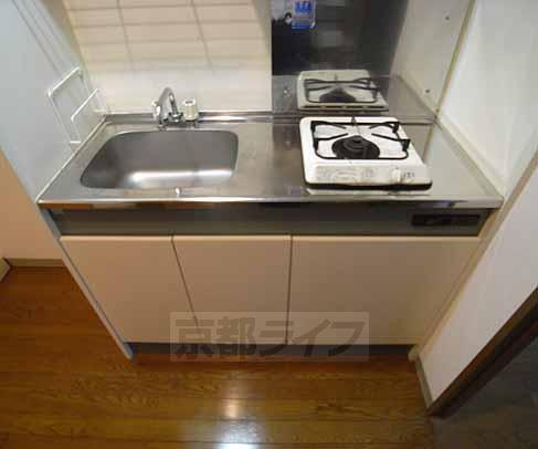 Kitchen. 1-burner stove kitchen. There is also a cooking space.