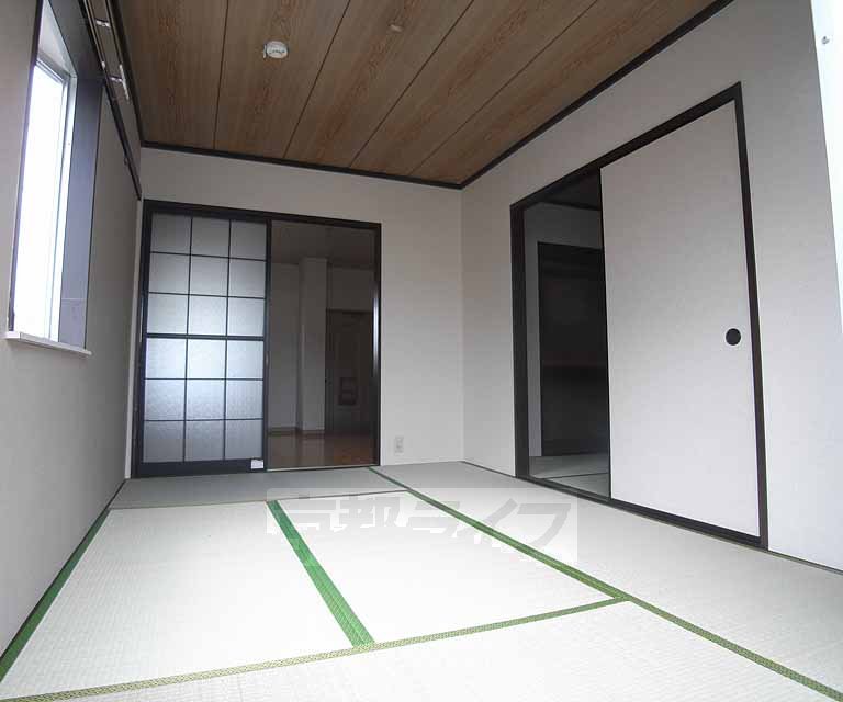 Living and room. 6 is a tatami mat Japanese-style room.