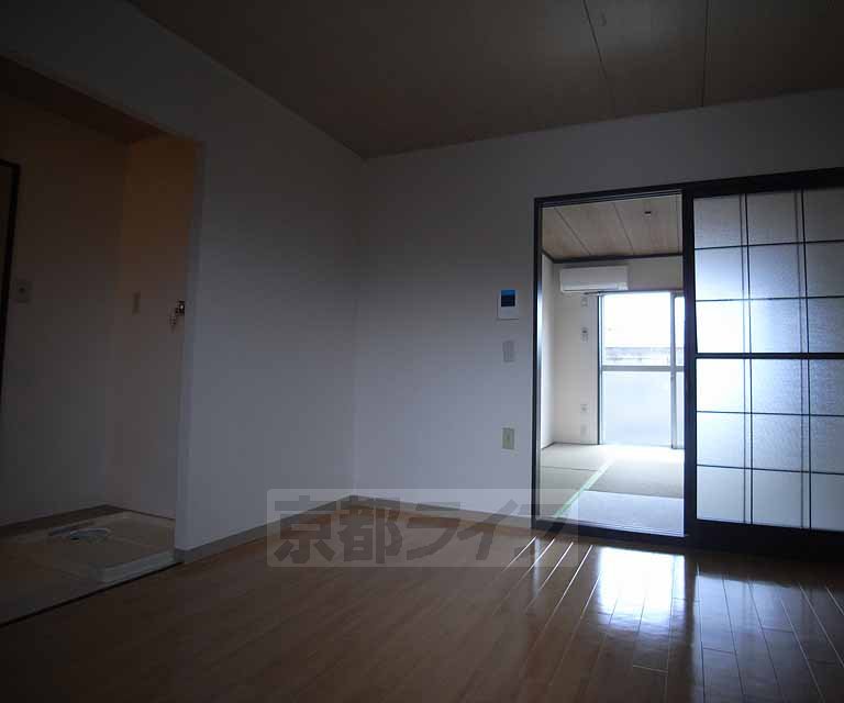 Living and room. Dining kitchen.