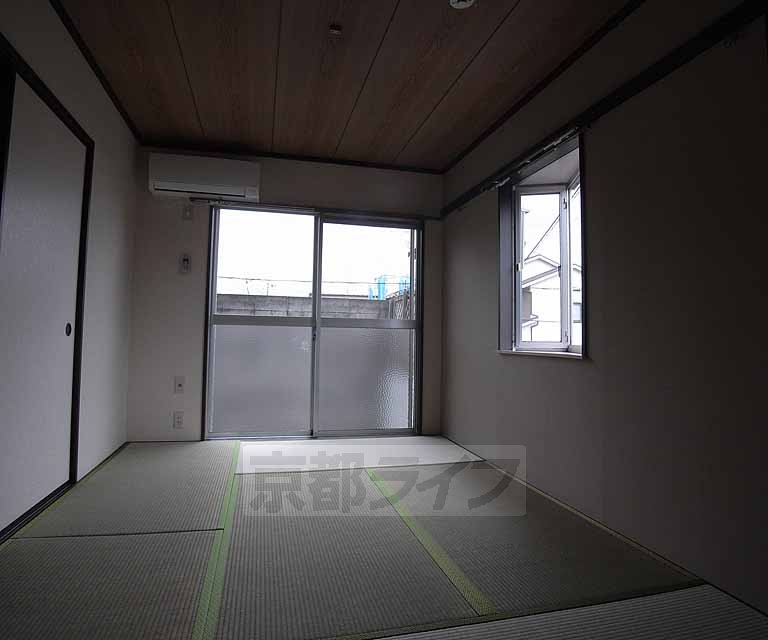 Living and room. 6 is a tatami mat Japanese-style room.