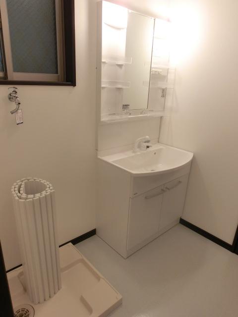 Wash basin, toilet. It is insanely beautiful. 