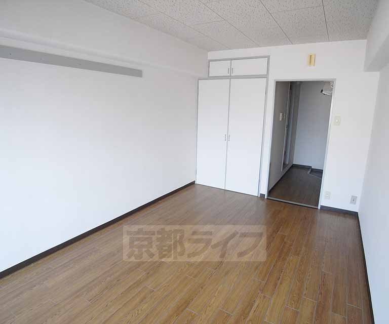 Living and room. It is a simple 1K.