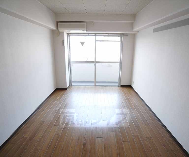 Living and room. It is a simple 1K.