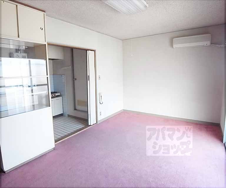 Living and room. Good room and easy to use!