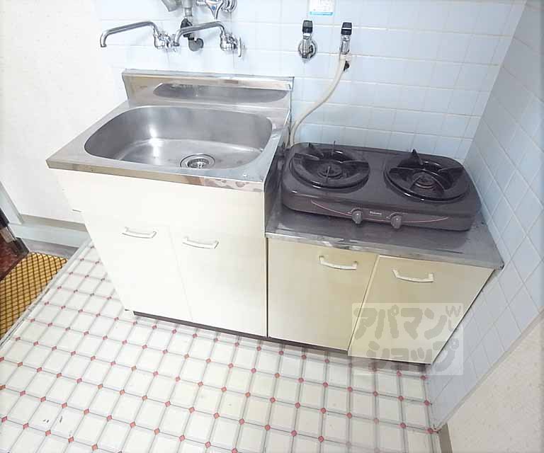 Kitchen. Two-burner stove!