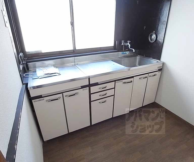 Kitchen. You can use comfortably.