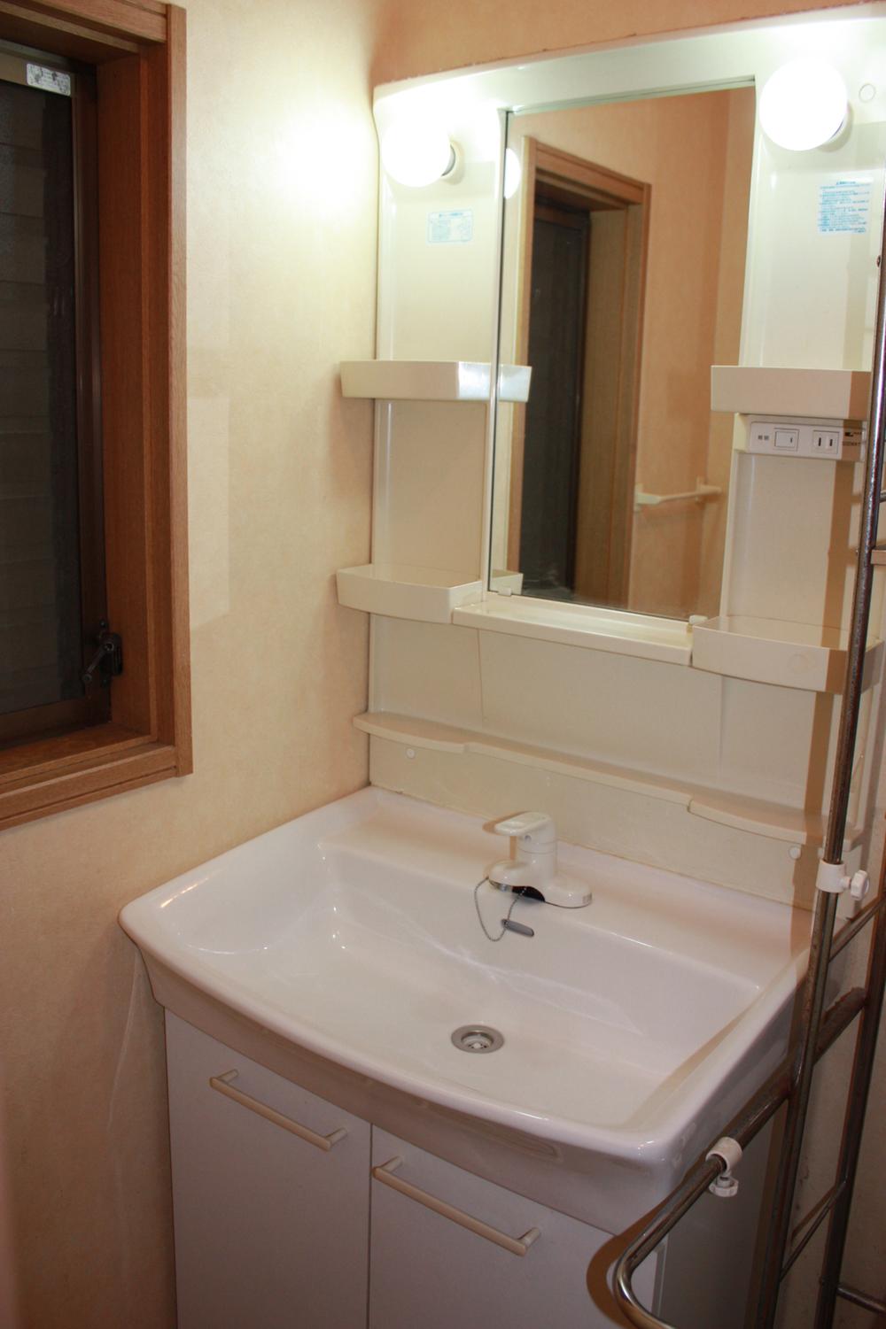 Wash basin, toilet. Indoor (12 May 2013) Shooting