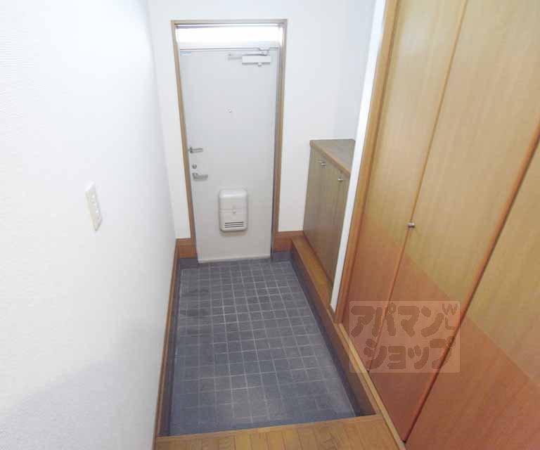 Entrance. Spacious entrance.