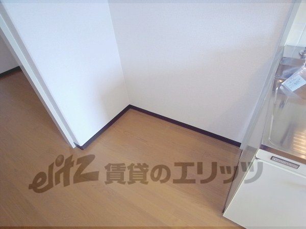 Other room space. Refrigerator yard