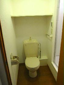 Toilet. The right is the entrance of the bath.
