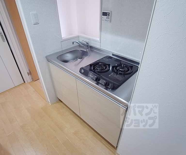 Kitchen. 2-neck with gas stove!