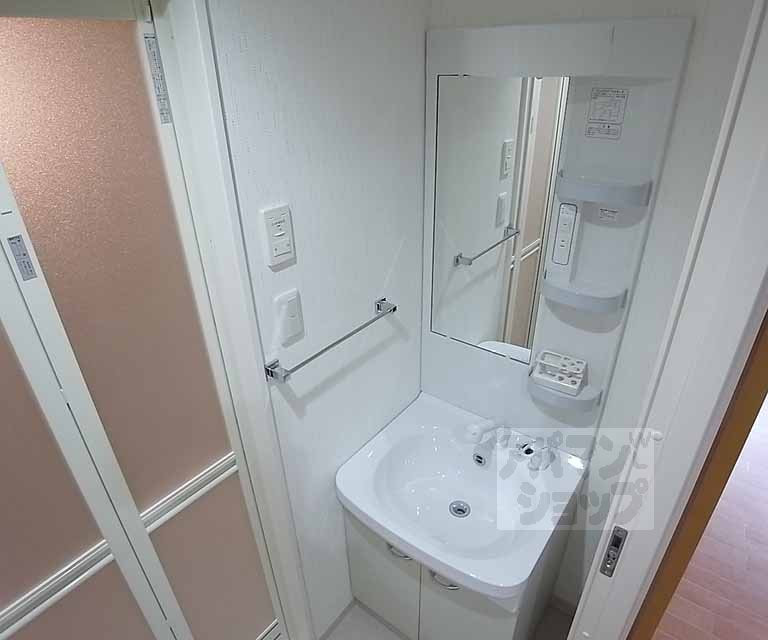 Washroom. Shampoo dresser.