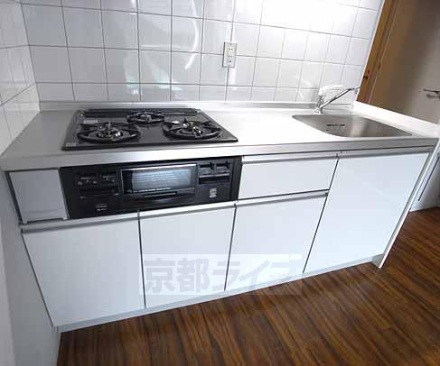 Kitchen. In nice kitchen with a three-necked grill, Fun every day of the dishes ...