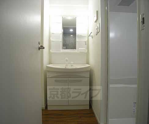 Washroom. Large washbasin.