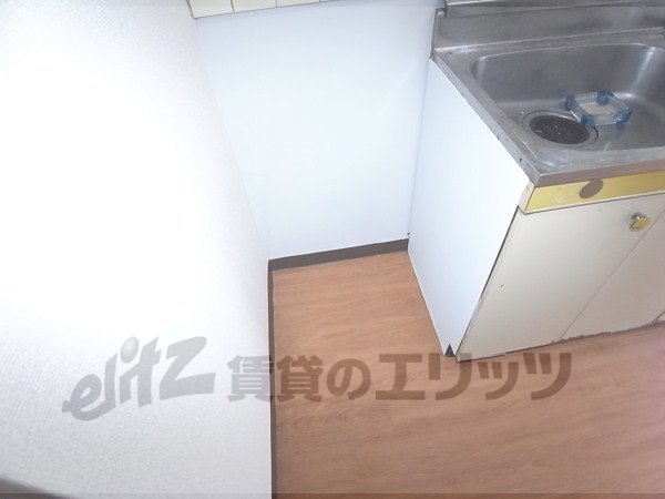 Other room space. Refrigerator yard