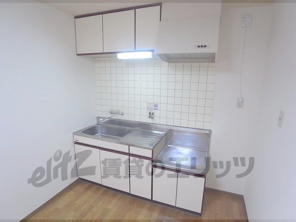 Kitchen. Two-burner stove can be installed