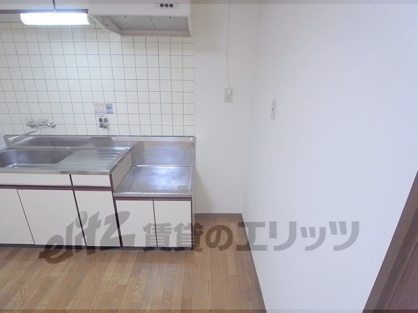 Other room space. Refrigerator yard