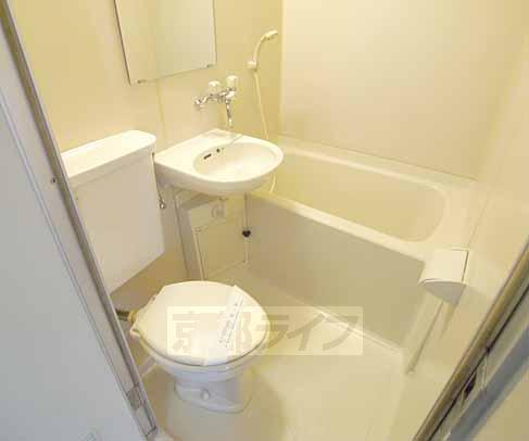 Bath. Large unit bus!