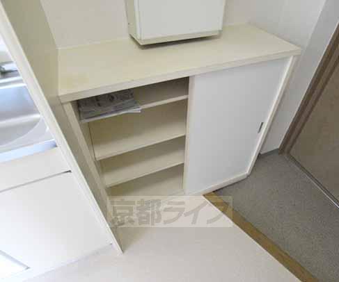 Entrance. Very large shoes BOX ・