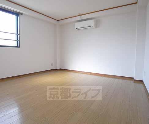 Living and room. Day is good!