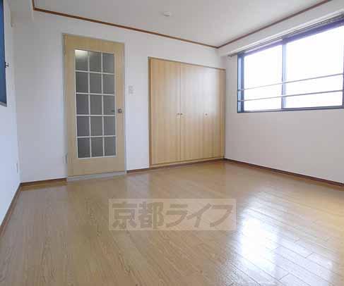 Living and room. Day from here ・