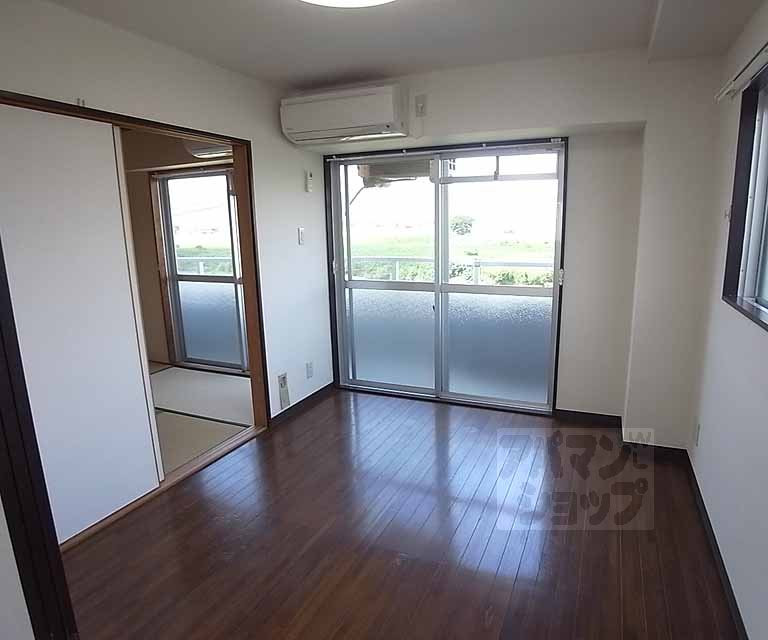 Living and room. Western is.