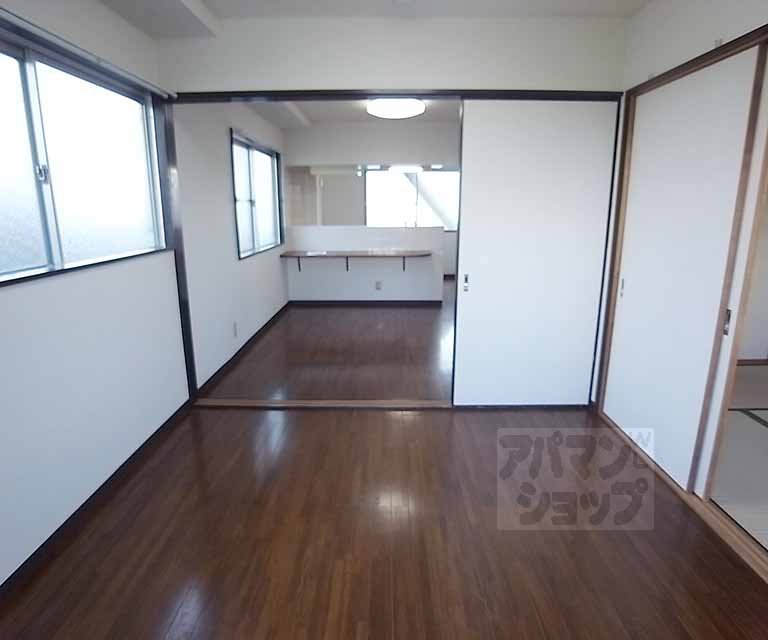 Living and room. A bright room.