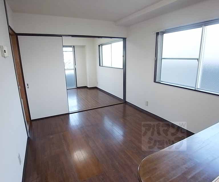 Living and room. 10 Pledge is LDK.