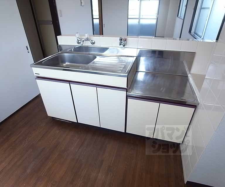 Kitchen. You can use comfortably.