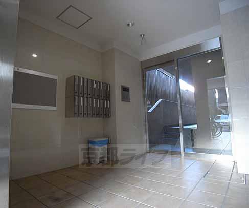 Entrance. Auto-lock with the peace of mind the apartment.