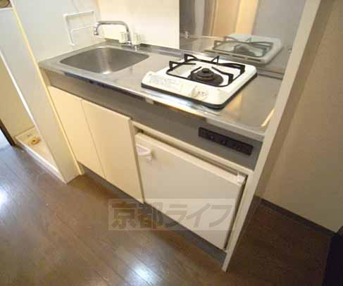 Kitchen. Gas 1-burner stove compact kitchen.