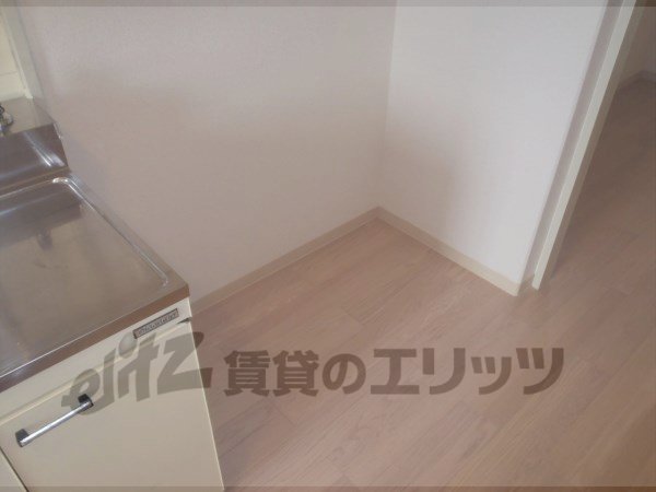 Other room space. Refrigerator yard